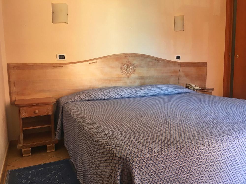 לה מדלנה Hotel Delle Isole מראה חיצוני תמונה