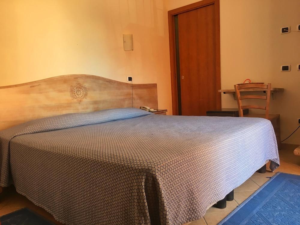 לה מדלנה Hotel Delle Isole מראה חיצוני תמונה