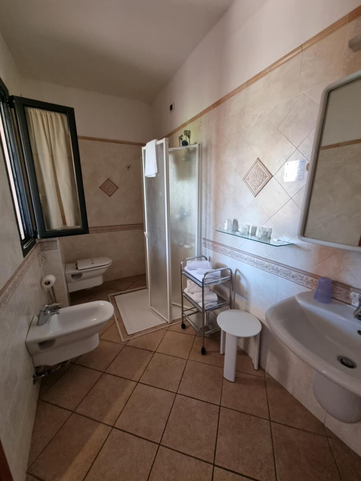 לה מדלנה Hotel Delle Isole מראה חיצוני תמונה