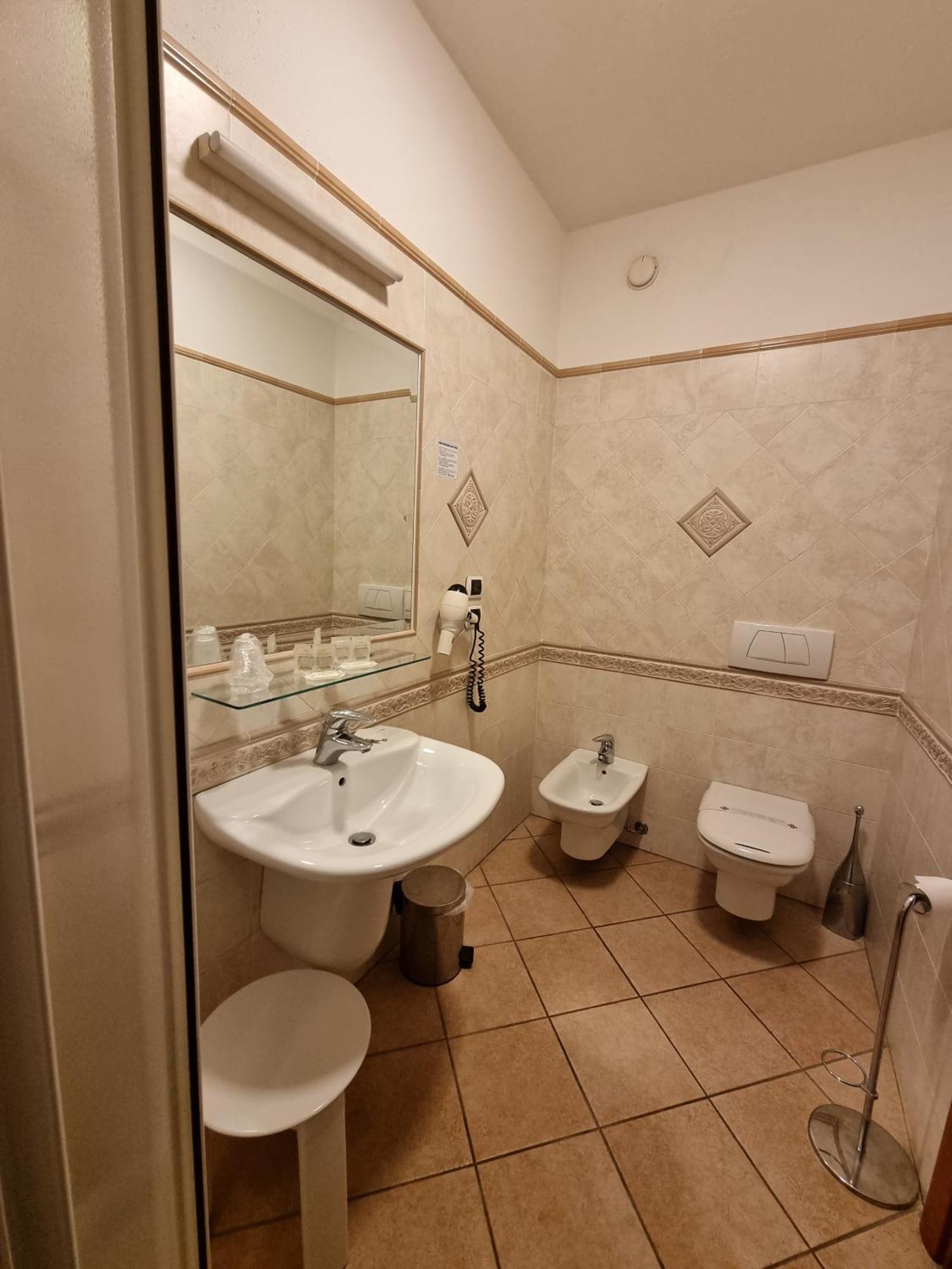 לה מדלנה Hotel Delle Isole מראה חיצוני תמונה