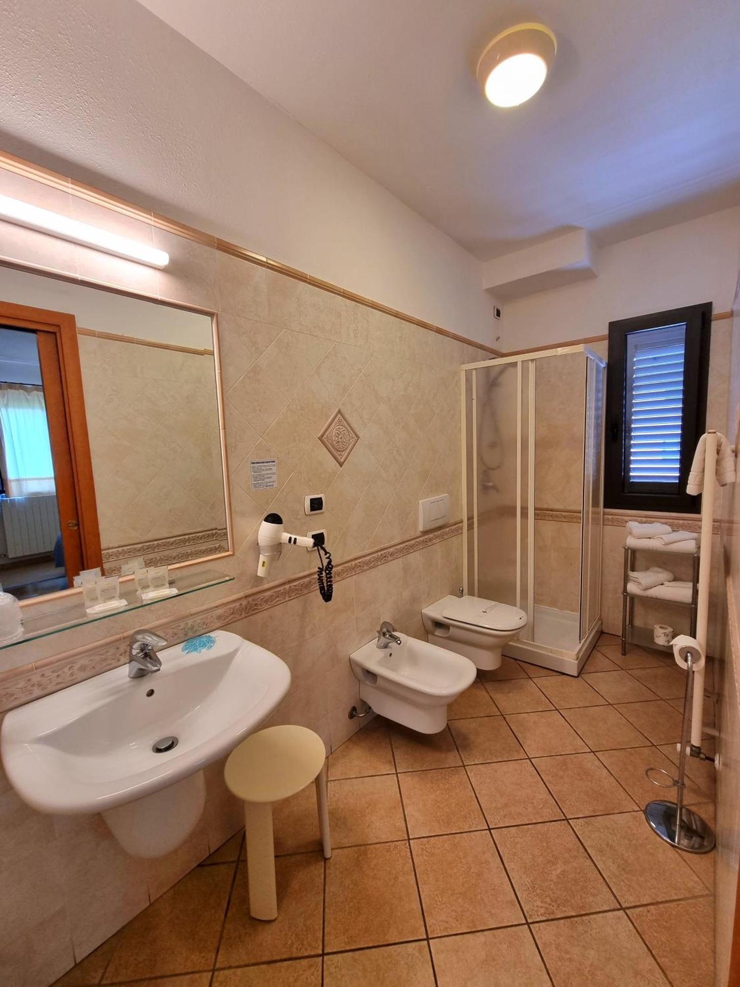 לה מדלנה Hotel Delle Isole מראה חיצוני תמונה