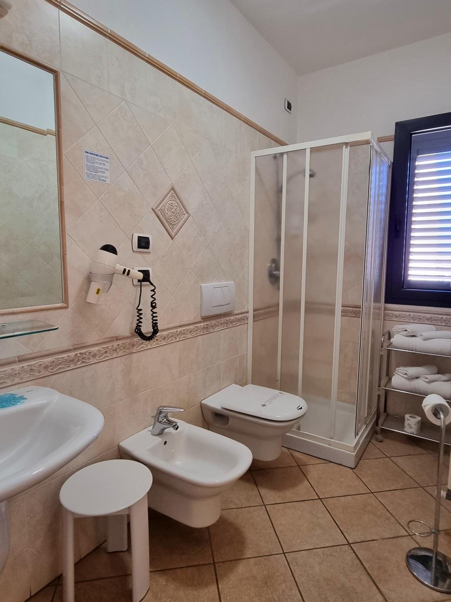 לה מדלנה Hotel Delle Isole מראה חיצוני תמונה