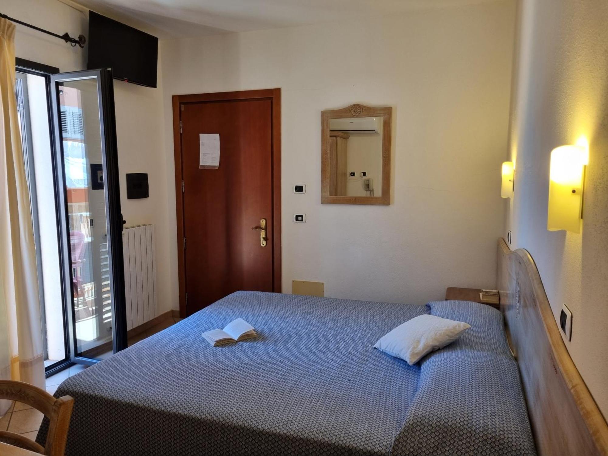 לה מדלנה Hotel Delle Isole מראה חיצוני תמונה