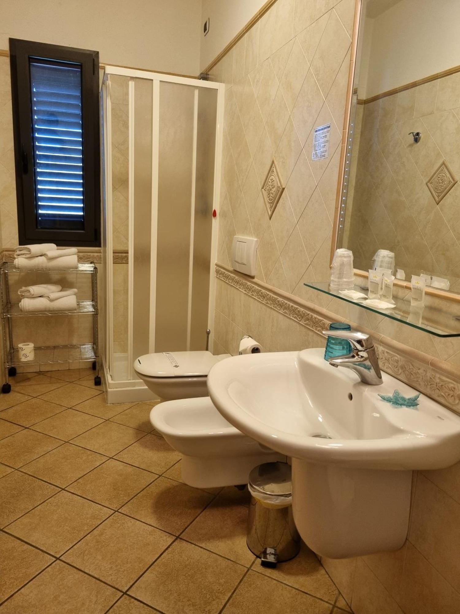 לה מדלנה Hotel Delle Isole מראה חיצוני תמונה
